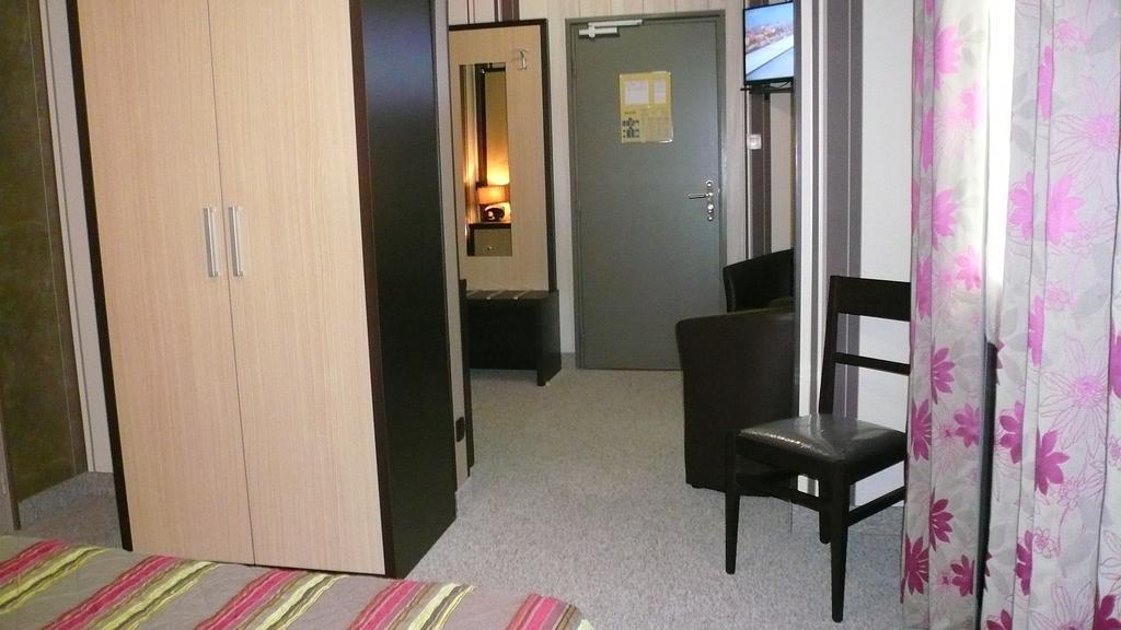 Hotel L'Europeen Тарб Экстерьер фото